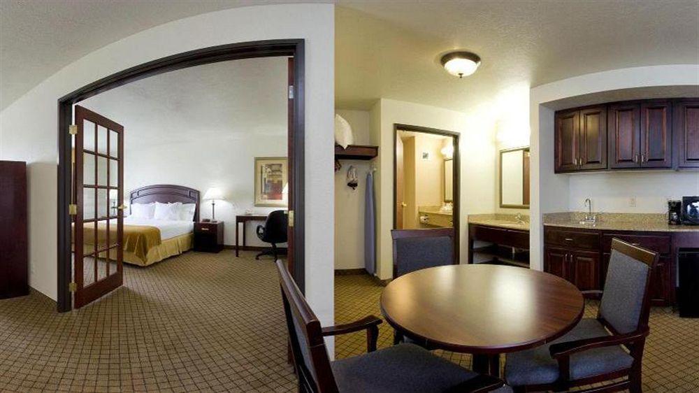 Holiday Inn Express & Suites Le Mars By Ihg Exterior photo