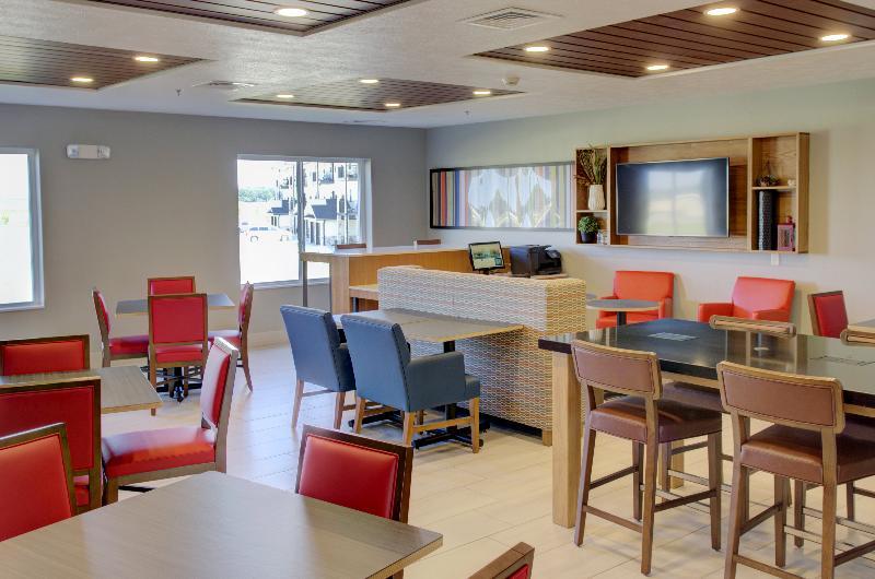 Holiday Inn Express & Suites Le Mars By Ihg Exterior photo